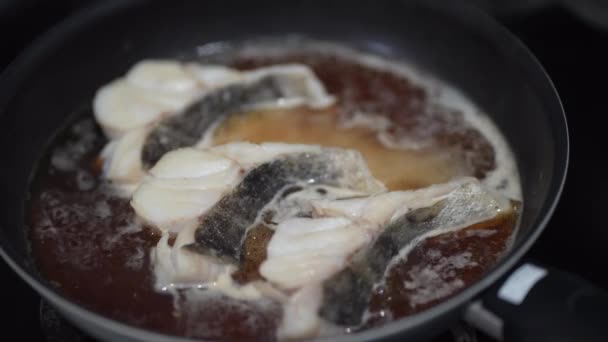 如何煮鳕鱼 — 图库视频影像