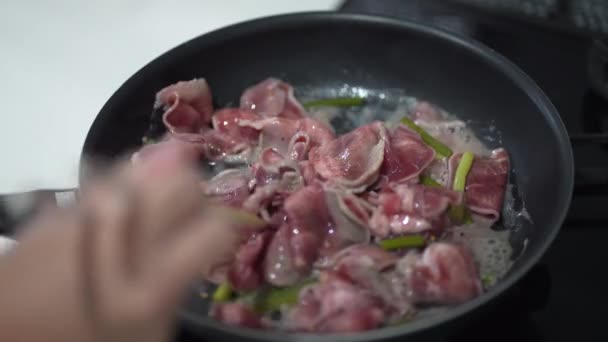 如何烤猪肉舌 — 图库视频影像