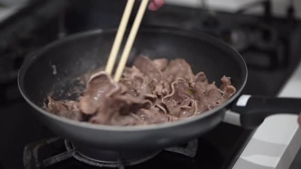 Hoe Varkensvlees Tong Grillen — Stockvideo