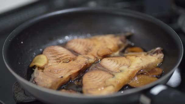 如何制作煮好的金枪鱼头肉 — 图库视频影像