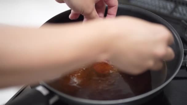 Πώς Φτιάξετε Σιγοβρασμένο Κρέας Τόνου — Αρχείο Βίντεο