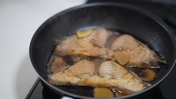 如何制作煮好的金枪鱼头肉 — 图库视频影像
