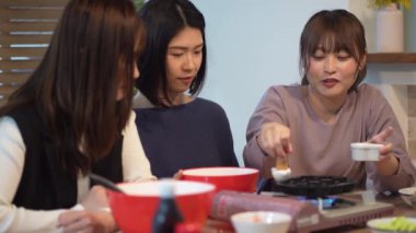 Takoyaki yapan kadınlar