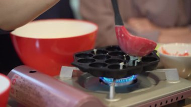 Takoyaki yapan kadınlar