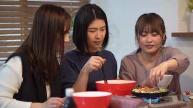 Takoyaki yapan kadınlar