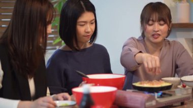 Takoyaki yapan kadınlar
