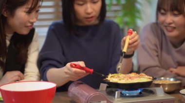 Takoyaki yapan kadınlar