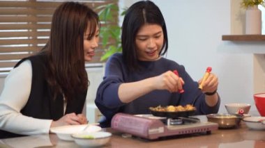 Takoyaki yapan bir kadın.