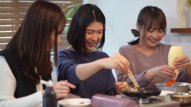 Takoyaki yapan kadınlar