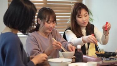 Takoyaki yapan kadınlar