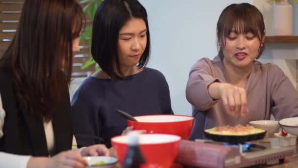 Frauen Die Takoyaki Herstellen — Stockvideo