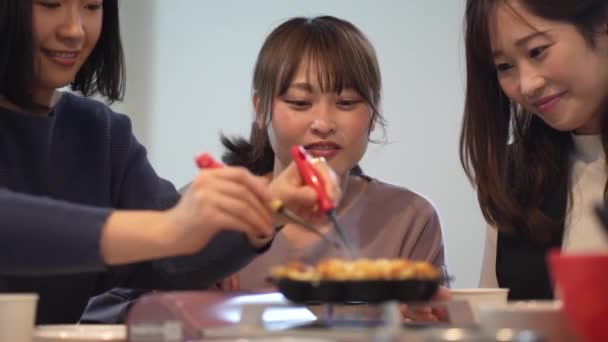 Mulheres Que Fazem Takoyaki — Vídeo de Stock