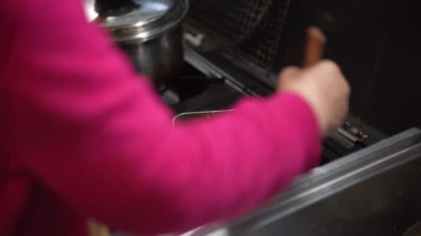 Yuvarlanmış yumurta yapan kadın