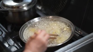 Tatlı patates kızartan bir kadın
