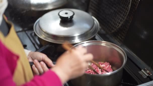 Γυναίκες Που Φτιάχνουν Κρέας Και Πατάτες — Αρχείο Βίντεο