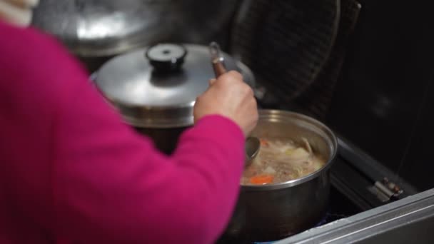 Mulheres Que Fazem Carne Batatas — Vídeo de Stock