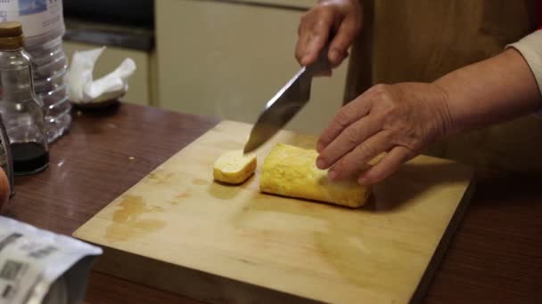 ダシマキの卵を切った女性 — ストック動画