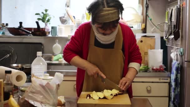 Жінка Яка Ріже Солодку Картоплю — стокове відео