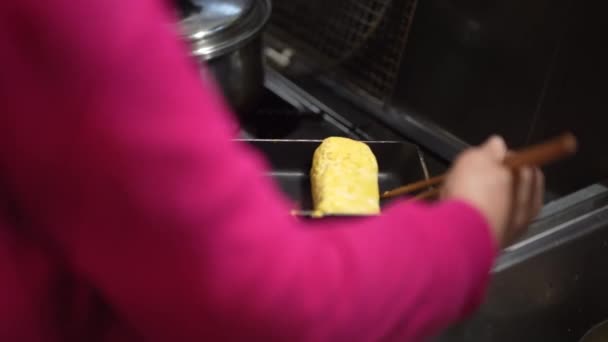 転がされた卵を作る女性 — ストック動画
