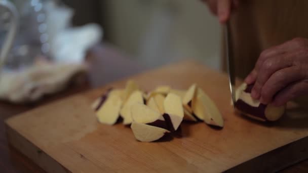 甘いジャガイモをカットする女性 — ストック動画
