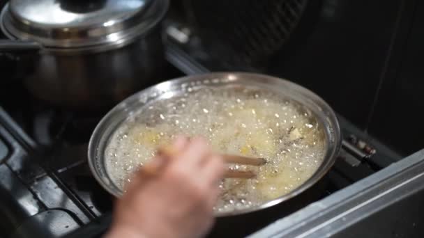一个女人在煎红薯 — 图库视频影像