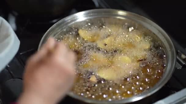甘いジャガイモを揚げている女性 — ストック動画