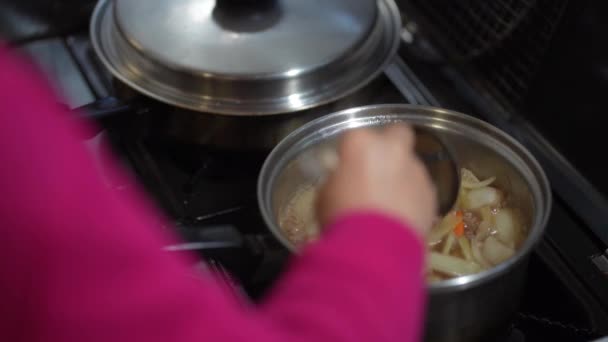 做肉和土豆的女人 — 图库视频影像
