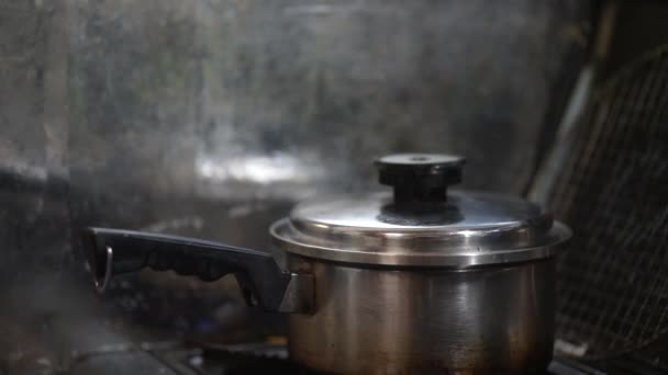 鍋から出てくる蒸気 — ストック動画