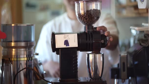 如何研磨咖啡豆 — 图库视频影像
