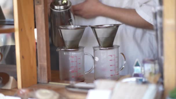 コーヒーを醸造する男のイメージ — ストック動画