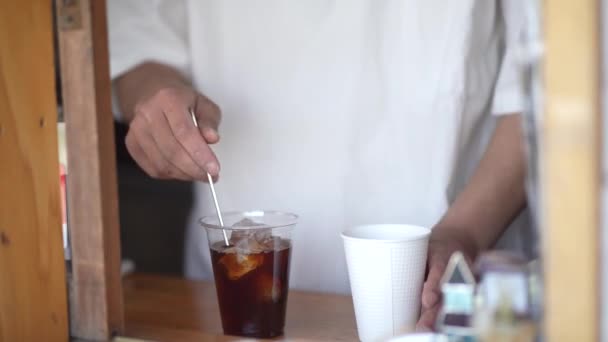Obrázek Muže Vařícího Kávu — Stock video