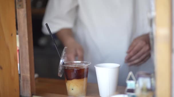 Kép Egy Férfiról Aki Kávét Főz — Stock videók