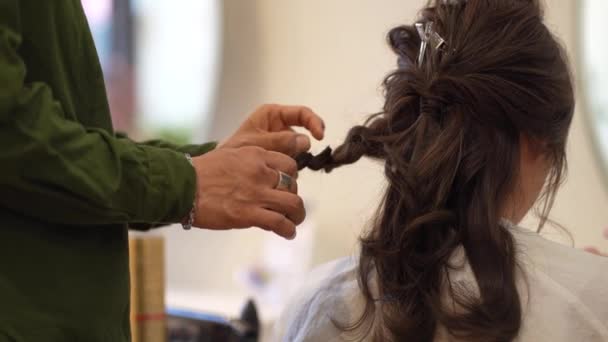 Eine Frau Lässt Sich Einem Schönheitssalon Die Haare Machen — Stockvideo