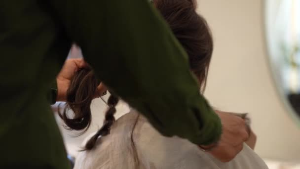 Μια Γυναίκα Φτιάχνει Μαλλιά Της Ένα Κομμωτήριο — Αρχείο Βίντεο