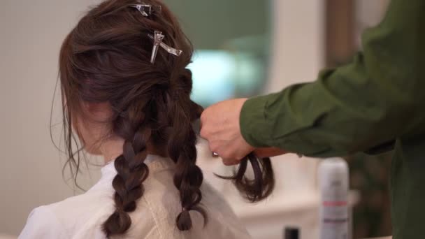 美容院で髪を整える女性 — ストック動画