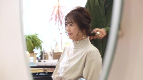 Жінка Робить Волосся Салоні Краси — стокове відео