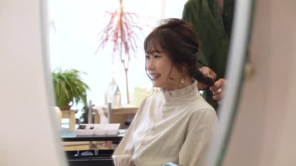 Жінка Робить Волосся Салоні Краси — стокове відео
