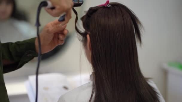 Αντρας Κομμωτής Σιδέρωμα Μαλλιά Μιας Γυναίκας — Αρχείο Βίντεο