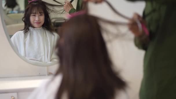 Femeie Care Face Set Păr Salon Înfrumusețare — Videoclip de stoc