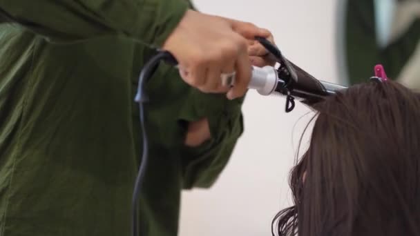Male Hairdresser Ironing Woman Hair — Vídeos de Stock