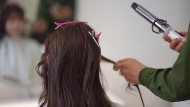 Αντρας Κομμωτής Σιδέρωμα Μαλλιά Μιας Γυναίκας — Αρχείο Βίντεο