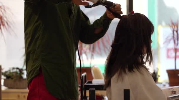 Mężczyzna Fryzjer Prasowanie Kobieta Włosy — Wideo stockowe