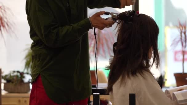 Mężczyzna Fryzjer Prasowanie Kobieta Włosy — Wideo stockowe