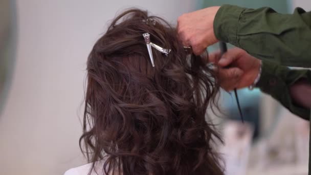 Μια Γυναίκα Που Φτιάχνει Μαλλιά Της Ινστιτούτο Αισθητικής — Αρχείο Βίντεο