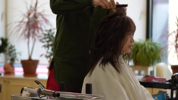 Μια Γυναίκα Που Φτιάχνει Μαλλιά Της Ινστιτούτο Αισθητικής — Αρχείο Βίντεο