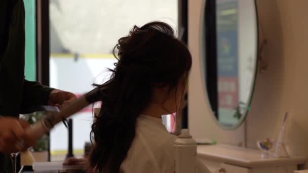 Eine Frau Beim Friseur Einem Schönheitssalon — Stockvideo