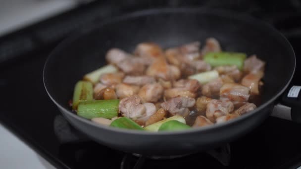 Wie Man Huhn Und Grüne Zwiebeln Mit Sauce Kocht — Stockvideo