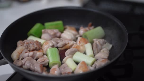 チキンと緑の玉ねぎをソースで煮る方法 — ストック動画