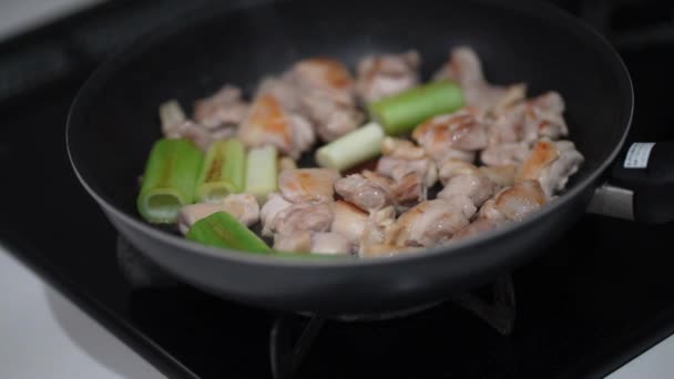 Πώς Βράσετε Κοτόπουλο Και Πράσινα Κρεμμύδια Σάλτσα — Αρχείο Βίντεο