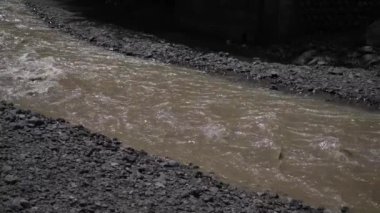 Nehir çamurlu ve yağmurlu